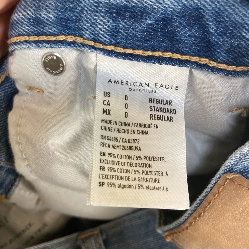 American Eagle AEO Mom Jean Destructed High‎ Rise Light Wash Jeans Women’s Sz 0 - Picture 3 of 5